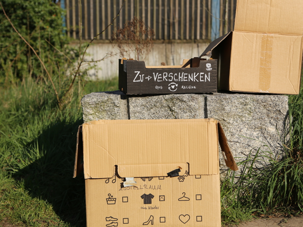 Verschenkekisten gehren in Freiburgs Straen genauso dazu wie Fahrrder. Sie sind berall. Mal steht dort nur ein Buch, manchmal ist ein Karton mit 
