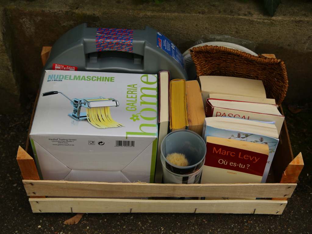 Verschenkekisten gehren in Freiburgs Straen genauso dazu wie Fahrrder. Sie sind berall. Mal steht dort nur ein Buch, manchmal ist ein Karton mit 