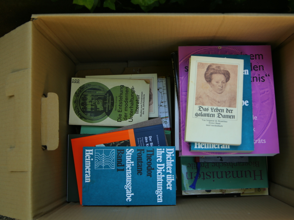 Verschenkekisten gehren in Freiburgs Straen genauso dazu wie Fahrrder. Sie sind berall. Mal steht dort nur ein Buch, manchmal ist ein Karton mit 