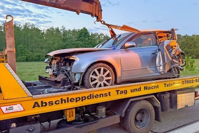 Fahrer eines Pannen-Audis begeht bei Appenweier Fahrerflucht, nachdem ihm ein alkoholisierter Mercedesfahrer aufgefahren war