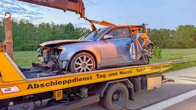 Durch die Wucht des Aufpralls bis zur ...og sich durch Flucht den Ermittlungen. | Foto: Einsatz-Report24 Durch die Wucht des Aufpralls bis zur ...og sich durch Flucht den Ermittlungen. | Foto: Einsatz-Report24