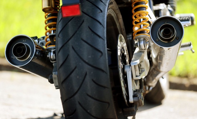 Die Motorradfahrerin wurde bei dem Zusammenstoß schwer verletzt (Symbolfoto). | Foto: Oliver Berg (dpa) Die Motorradfahrerin wurde bei dem Zusammenstoß schwer verletzt (Symbolfoto). | Foto: Oliver Berg (dpa)