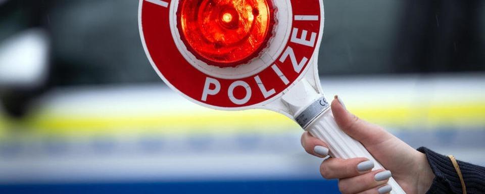 Vor einer Kontrolle: Polizistin beobachtet, wie ein Autofahrer den Sitzplatz mit Beifahrerin tauscht