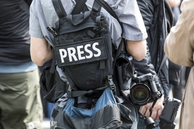 Besonders in Kriegszeiten ist es wichtig, dass die Presse frei berichten kann.  | Foto: Jochen Tack (Imago)