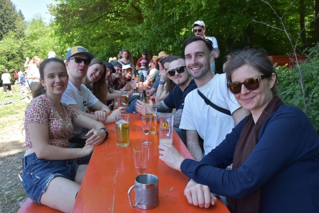 Die meisten Menschen feierten beim Maihock absolut friedlich. | Foto: Andrea Steinhart Die meisten Menschen feierten beim Maihock absolut friedlich. | Foto: Andrea Steinhart