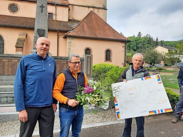 Gemeinsame Aktion in Erinnerung an den...hieu Ermel und Grard Kern (von links)  | Foto: Alois Lai