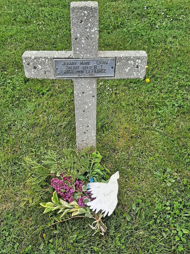 Deutsche und franzsische Grber erhielten Friedenstauben.  | Foto: Alois Lai