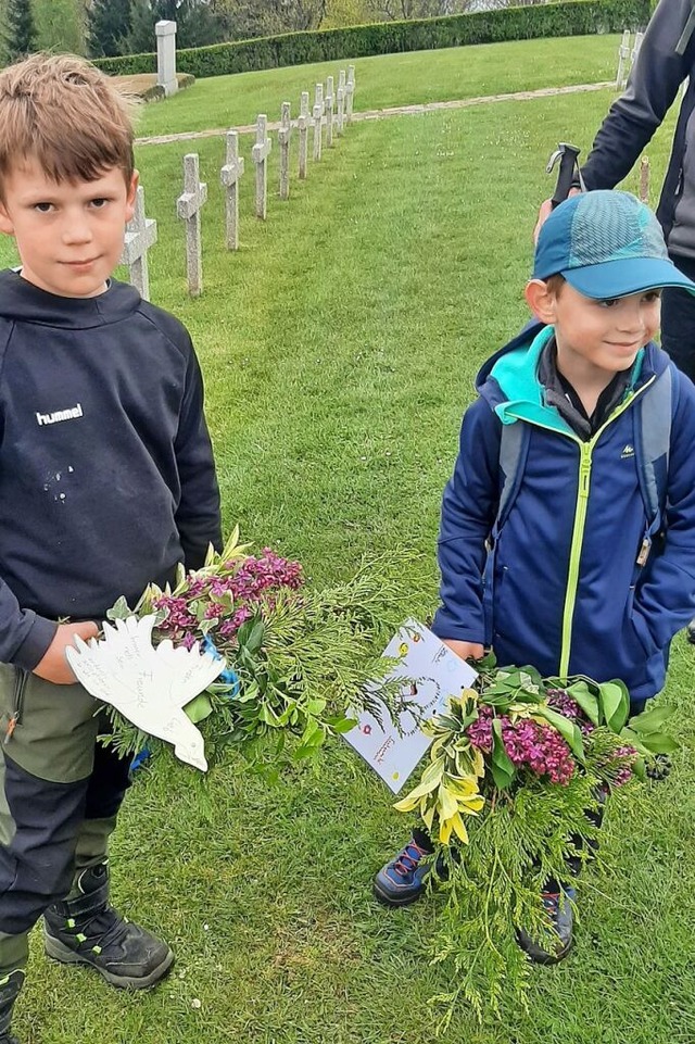 Kinder aus Wasenweiler und Wattwiller hatten Friedenssymbole gebastelt.  | Foto: Alois Lai