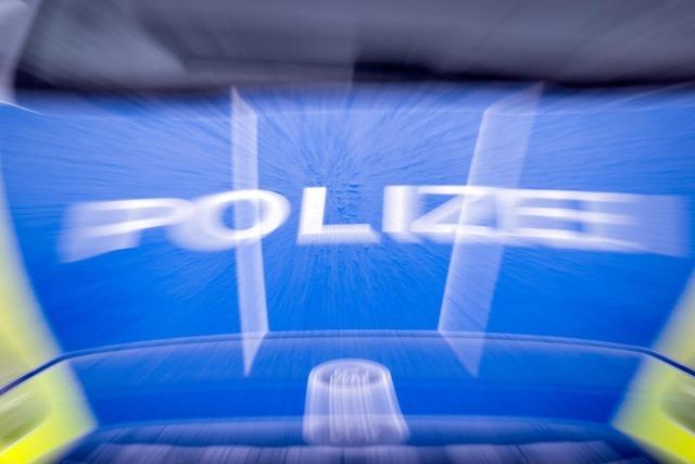 Mercedes-Benz-Fahrer berholt am Fugngerberweg - mglicherweise mehrere Personen gefhrdet