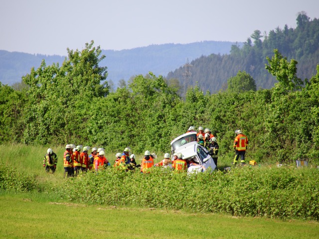 Rettungsarbeiten der Feuerwehr am Auto... Frontalzusammenstoß überschlagen hat. | Foto: Einsatz-Report24 Rettungsarbeiten der Feuerwehr am Auto... Frontalzusammenstoß überschlagen hat. | Foto: Einsatz-Report24
