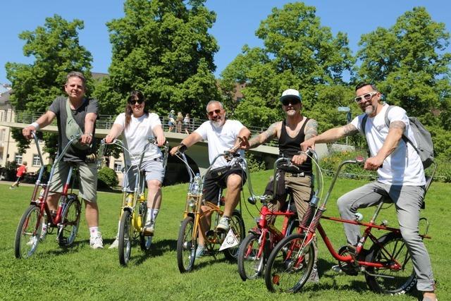 In Freiburg treffen sich mehr als 70 Liebhaber von Vintage-Fahrrädern zur nostalgischen Stadttour In Freiburg treffen sich mehr als 70 Liebhaber von Vintage-Fahrrädern zur nostalgischen Stadttour