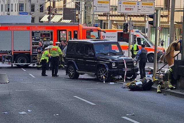 Stuttgart: Geländewagen fährt in Menschenmenge - Polizei geht von Unfall aus Stuttgart: Geländewagen fährt in Menschenmenge - Polizei geht von Unfall aus