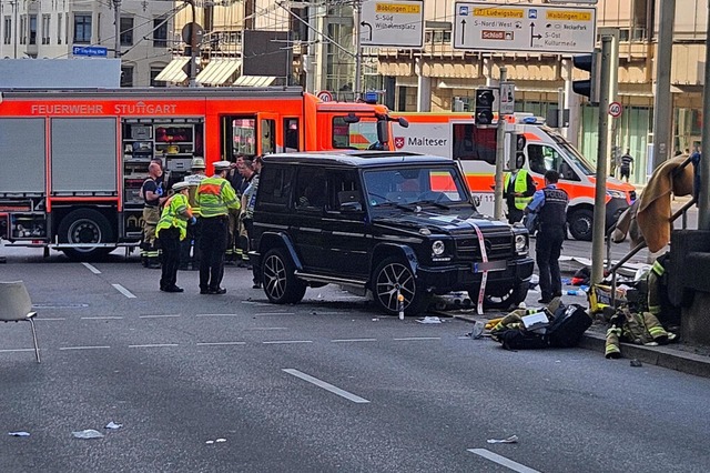 In der Stuttgarter Innenstadt ist nach... Auto in eine Personengruppe gefahren. | Foto: Andreas Rosar (dpa) In der Stuttgarter Innenstadt ist nach... Auto in eine Personengruppe gefahren. | Foto: Andreas Rosar (dpa)