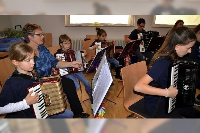 Jung und Alt pflegen die Akkordeonmusik