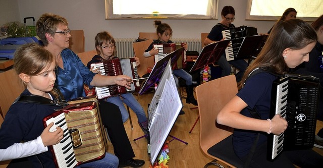 Auf den Nachwuchs kommt es an: 20 Musi...ldung beim Akkordeonclub (Archivbild). | Foto: Roland Vitt Auf den Nachwuchs kommt es an: 20 Musi...ldung beim Akkordeonclub (Archivbild). | Foto: Roland Vitt