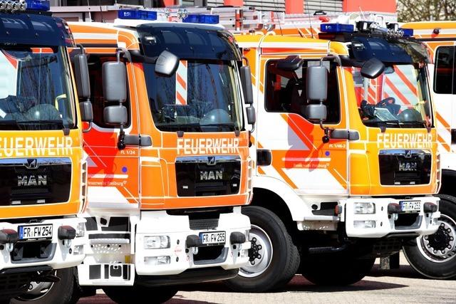 Feuerwehr löscht Brand eines Unterstands im Freiburger Gewerbegebiet Nord am Freitag Feuerwehr löscht Brand eines Unterstands im Freiburger Gewerbegebiet Nord am Freitag