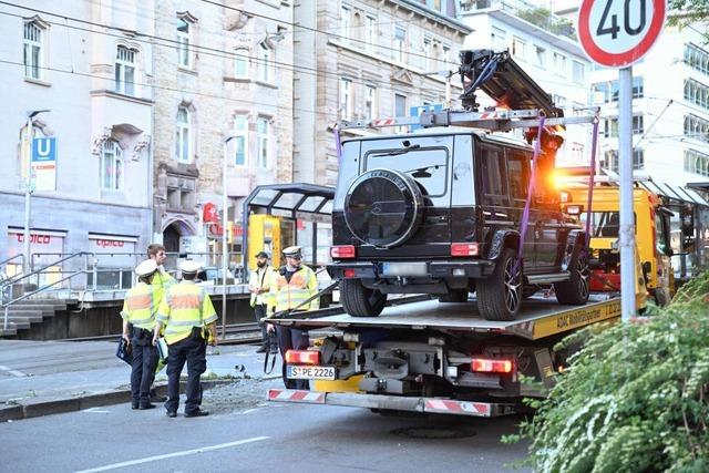 Schwerer Unfall in Stuttgart: Auto fährt in Menschenmenge - Fahrer in Gewahrsam Schwerer Unfall in Stuttgart: Auto fährt in Menschenmenge - Fahrer in Gewahrsam