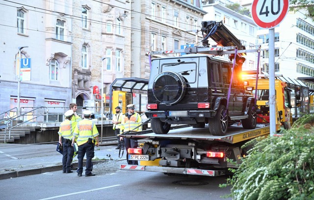Der Unfallwagen auf einem Abschleppfahrzeug | Foto: Bernd Weißbrod (dpa) Der Unfallwagen auf einem Abschleppfahrzeug | Foto: Bernd Weißbrod (dpa)