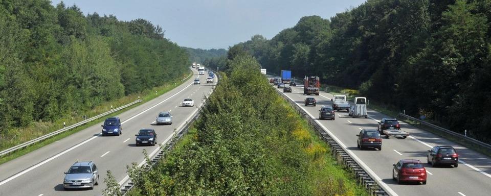 Hochzeitsgesellschaft bremst Verkehr aus und tanzt auf der A5