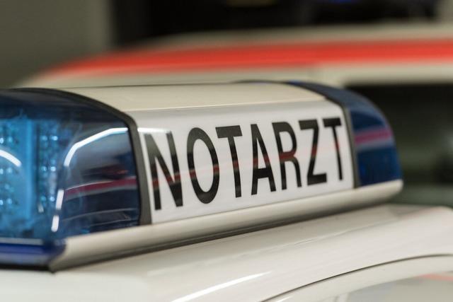 Auto fhrt auf geparkten Lastwagen an der B3 in Freiburg auf und brennt