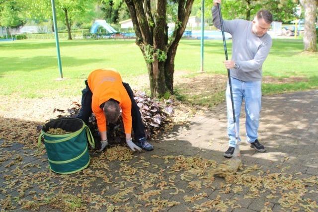 Rund 30 Freiwillige haben das Freibad Steinen frisch fr die neue Saison gemacht