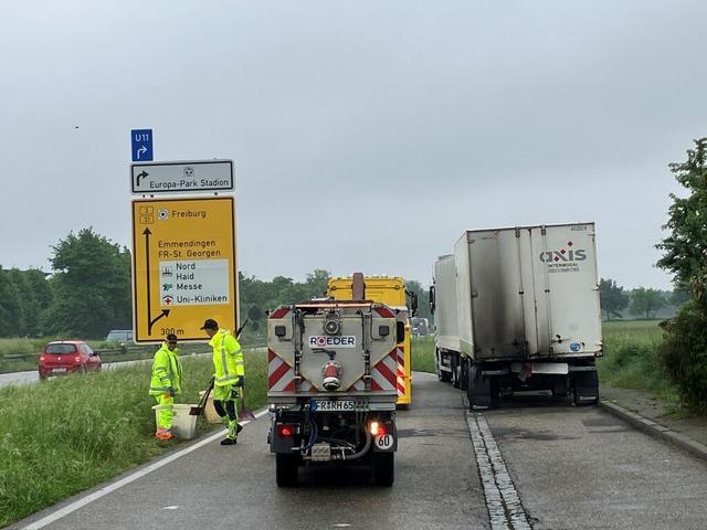 Einen Tag nach dem Unfall an der Matsu...lee reinigt eine Firma den Parkkplatz. | Foto: Thomas Kunz Einen Tag nach dem Unfall an der Matsu...lee reinigt eine Firma den Parkkplatz. | Foto: Thomas Kunz