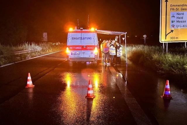 Mann und zwei Kinder sterben bei Unfall auf B3-Parkplatz bei Freiburg