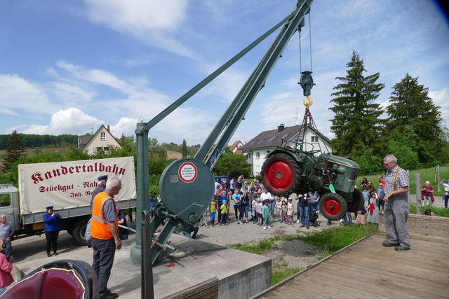 Zwischenstopp in Wollbch zum Verladen eines Traktors | Foto: Ulrich Senf Zwischenstopp in Wollbch zum Verladen eines Traktors | Foto: Ulrich Senf