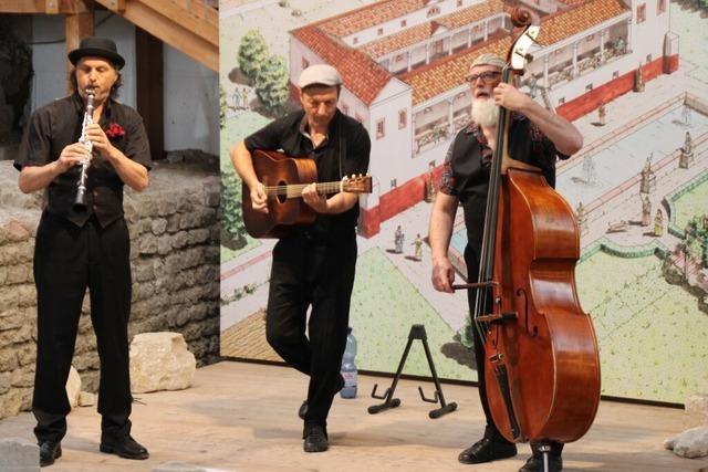 Die Gruppe "Chotsch" spielt Klezmer-Klnge auf rmischen Mauern in Grenzach-Wyhlen