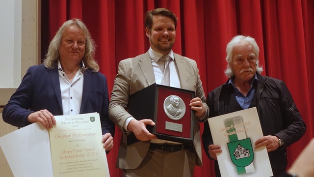 Bürgermeister Philipp Lotter (Mitte) ü...ette der Gemeinde Hausen im Wiesental. | Foto: Roswitha Frey Bürgermeister Philipp Lotter (Mitte) ü...ette der Gemeinde Hausen im Wiesental. | Foto: Roswitha Frey