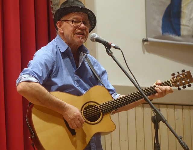 Laudator Heinz Siebold griff selbst zur Gitarre und sang zwei Lieder. | Foto: Roswitha Frey Laudator Heinz Siebold griff selbst zur Gitarre und sang zwei Lieder. | Foto: Roswitha Frey