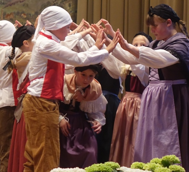 Mit Volkstänzen in Vreneli- und Hansel...erfreuten die Grundschüler aus Hausen. | Foto: Roswitha Frey Mit Volkstänzen in Vreneli- und Hansel...erfreuten die Grundschüler aus Hausen. | Foto: Roswitha Frey