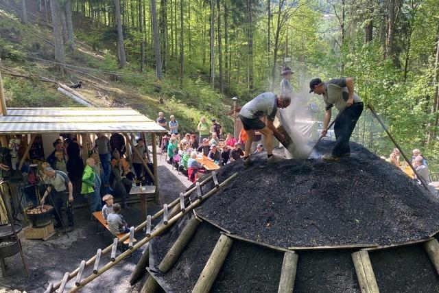 Wieden ist seit zehn Jahren Feuer und Flamme frs Holzkohlemachen