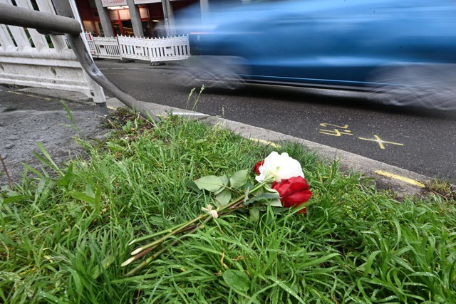 Rosen liegen an der Unfallstelle in der Stuttgarter Innenstadt. | Foto: Bernd Weißbrod (dpa) Rosen liegen an der Unfallstelle in der Stuttgarter Innenstadt. | Foto: Bernd Weißbrod (dpa)