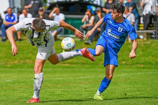 Artistik im Derby: der Wittlinger Lars...nks) gegen Luca Nunninger (Schliengen) | Foto: Gerd Gründl Artistik im Derby: der Wittlinger Lars...nks) gegen Luca Nunninger (Schliengen) | Foto: Gerd Gründl