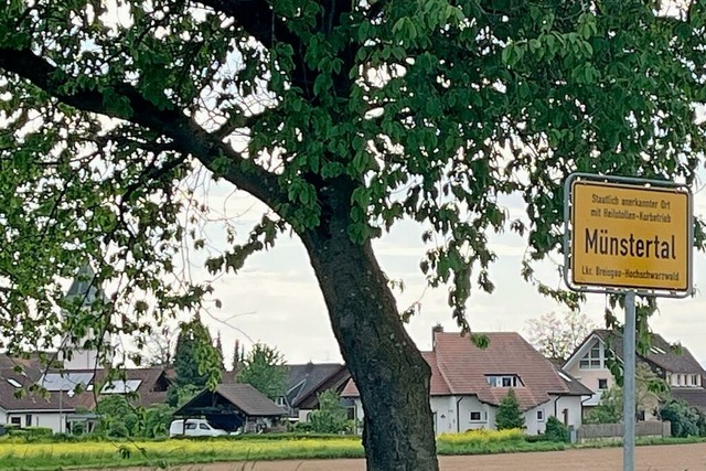 Für Ortskundige zum Schmunzeln, für Fr...nacht tagelang das falsche Ortsschild. | Foto: Sabine Model Für Ortskundige zum Schmunzeln, für Fr...nacht tagelang das falsche Ortsschild. | Foto: Sabine Model