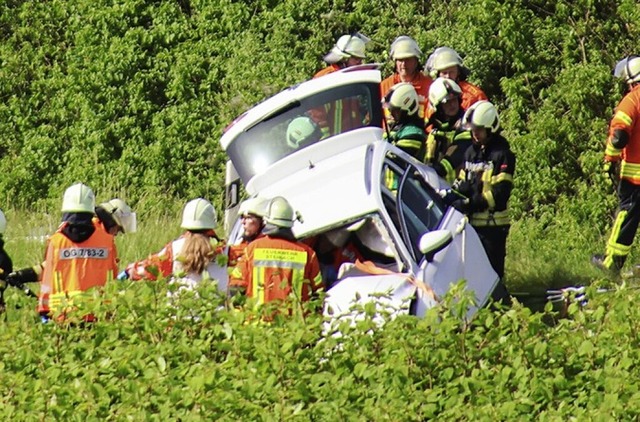 Rettungsarbeiten der Feuerwehr am Auto... Frontalzusammensto berschlagen hat.  | Foto: Einsatz-Report24