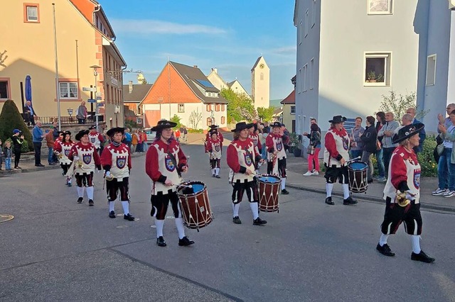 50 Jahre Fanfarenzug Lffingen: Das Geburtstagskind fhrte den Umzug an.  | Foto: Christa Maier