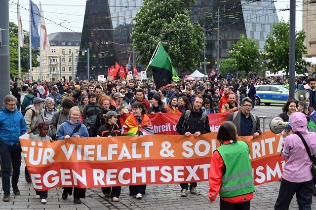 Mehrere hundert Menschen demonstrieren in Freiburg für AfD-Verbot Mehrere hundert Menschen demonstrieren in Freiburg für AfD-Verbot