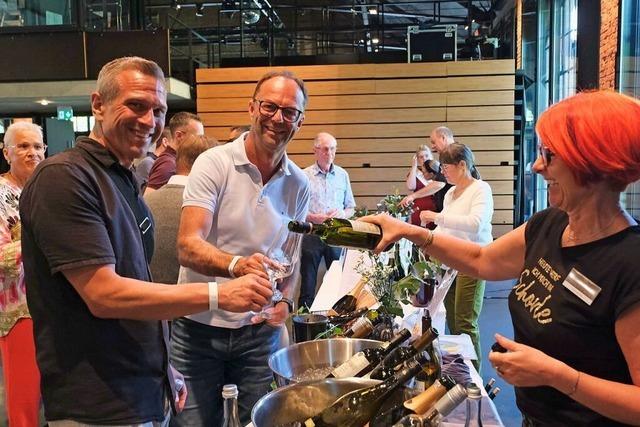 Zufriedene Gesichter beim Ortenauer Weinmarkt in der Offenburger Reithalle
