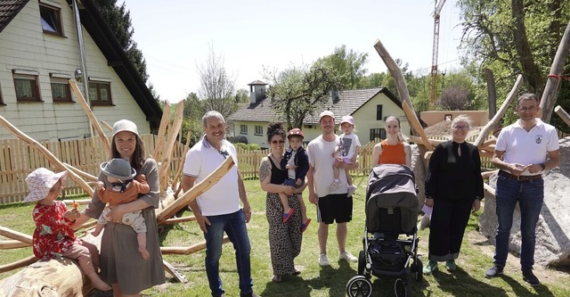 Gemeinsam eröffneten Klaus Baumgartner... Familien den neuen Klausi Spielplatz. | Foto: Hans-Jürgen Sackmann Gemeinsam eröffneten Klaus Baumgartner... Familien den neuen Klausi Spielplatz. | Foto: Hans-Jürgen Sackmann