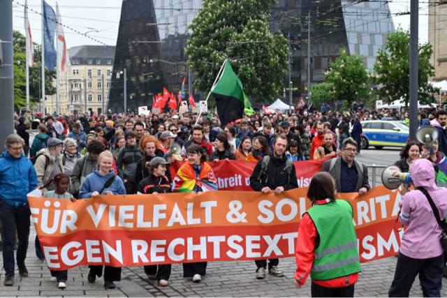 Mehrere hundert Menschen demonstrieren fr AfD-Verbot