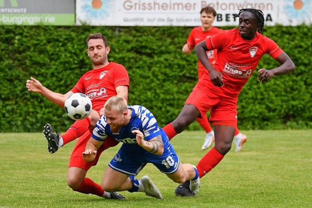 Marvin Meixner (blaues Trikot) markier...rechten-Dottingen haben das Nachsehen.  | Foto: Achim Keller