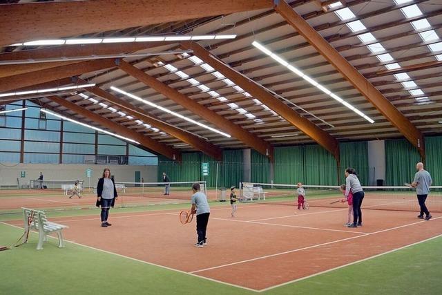 Nach Okay des Oligarchen: Im Tennispark in Badenweiler fliegen wieder Blle
