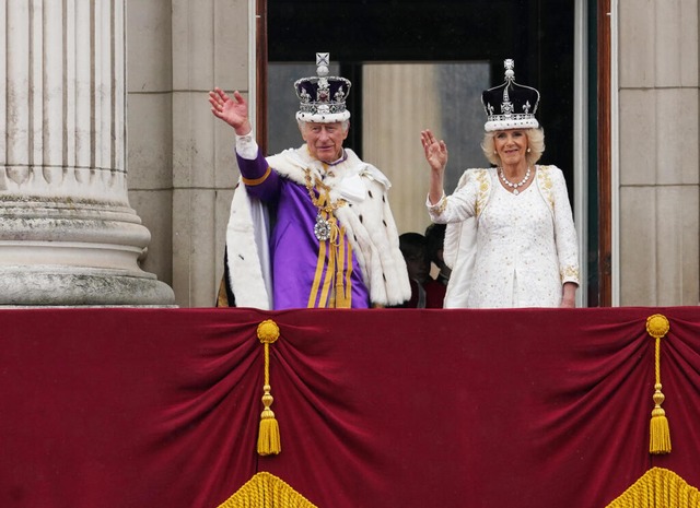 König Charles III. und Königin Camilla... Buckingham Palastes aus der Menge zu. | Foto: Owen Humphreys (dpa) König Charles III. und Königin Camilla... Buckingham Palastes aus der Menge zu. | Foto: Owen Humphreys (dpa)