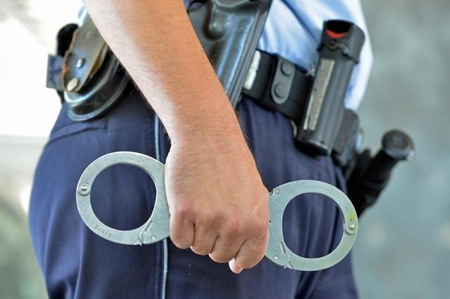 Bundespolizei verhaftet einen mit zwei Haftbefehlen Gesuchten beim Zughalt in Freiburg