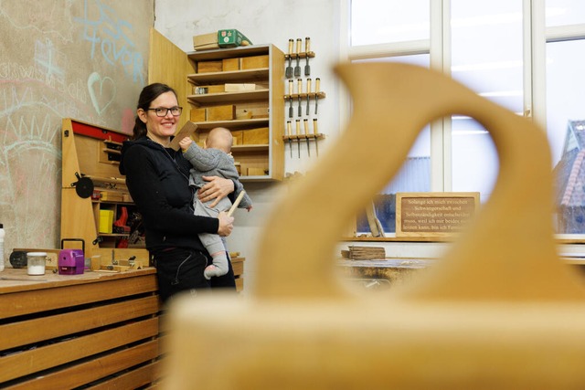 Tischlermeisterin Johanna Röh engagiert sich für die Reform des Mutterschutzes. | Foto: Friso Gentsch (dpa) Tischlermeisterin Johanna Röh engagiert sich für die Reform des Mutterschutzes. | Foto: Friso Gentsch (dpa)