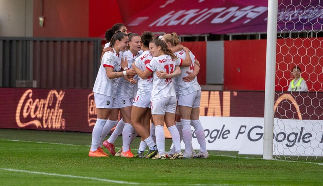 Die Spielerinnen des SC Freiburg bejub... am 20. Spieltag gegen Bayern München. | Foto: Leonie Asendorpf (dpa) Die Spielerinnen des SC Freiburg bejub... am 20. Spieltag gegen Bayern München. | Foto: Leonie Asendorpf (dpa)