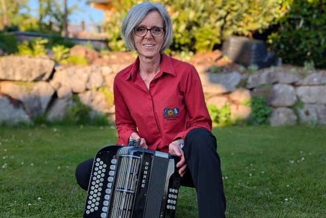Aus Liebe zur Musik - Edeltraud Banholzer spielt seit 50 Jahren im Akkordeon-Orchester in Herrischried