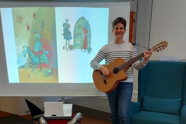 Einstimmen in die bekannten Lieder zum...Bilderbuchkino in der Stadtbibliothek. | Foto: Stadtbibliothek Weil am Rhein Einstimmen in die bekannten Lieder zum...Bilderbuchkino in der Stadtbibliothek. | Foto: Stadtbibliothek Weil am Rhein